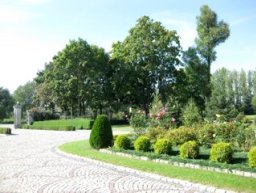 Wielgie. Odrestaurowany park przypaacowy