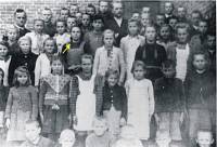 Maria Stasiak (Iwaszkowska) w otoczeniu pierwszych uczniów powojennej szkoły.