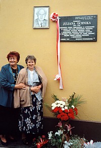 Przy tablicy pamitkowej G.Miek i T.Rabikowska-Podgorniak