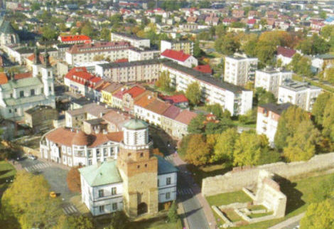 Miasto dzisiejsze z Bramą Krakowską i Ratuszem oraz fragmentem dawnych murów obronnych (fot.S.Karnicki).  The present town Crakow Tower and City Hall and remains of city walls.
