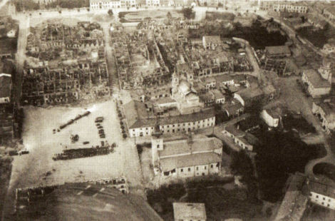 Centrum Wielunia w 8 dni po bombardowaniu 1 września. The centre of Wieluń after bombardment on 1 September 1939 at 4.40 (8 days later).