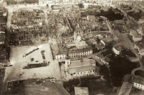 Centrum Wielunia w 8 dni po bombardowaniu 1 wrzenia. The centre of Wielu after bombardment on 1 September 1939 at 4.40 (8 days later).